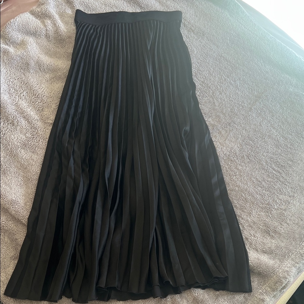 H&M Black Pleated Midi Skirt